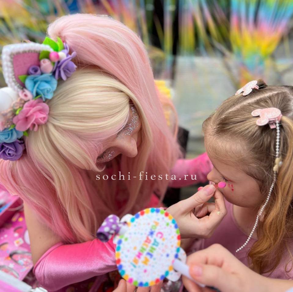 торжественный свадебный букет из белых роз для невесты из небольшого города с нежной праздничной упаковкой