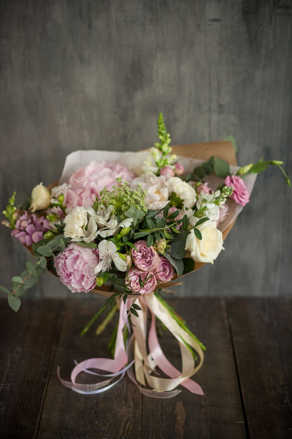авторский сезонный букет из пионов с нигеллой и эвкалиптом в нежно-розовой нюдовой гамме для подарка в небольшом городе