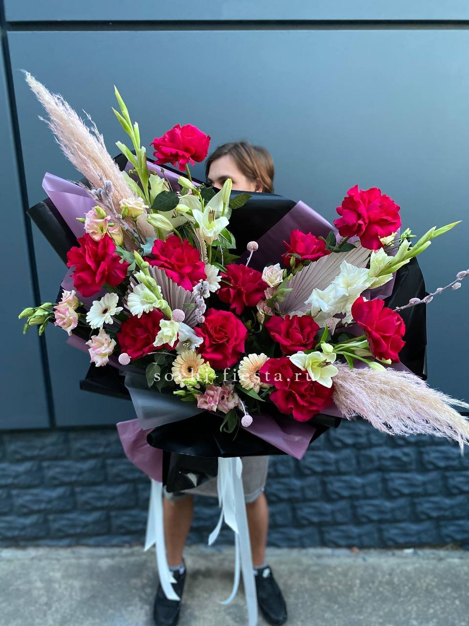 авторский букет из ранункулюса клематиса и нигеллы в сиренево-нюдовой гамме для подарка в небольшом городе