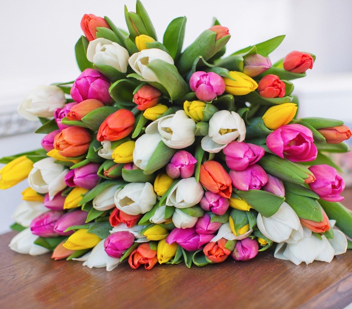 классическая корзина с лилиями и розами для юбилея в Туле