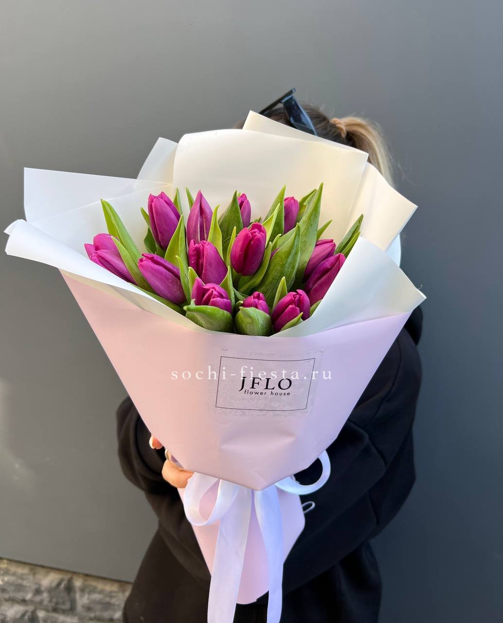 видовой каталог с розами и хризантемами в студии флористики в Туле