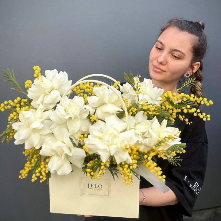 Французские Розы и мимоза  в сумочке  в Туле