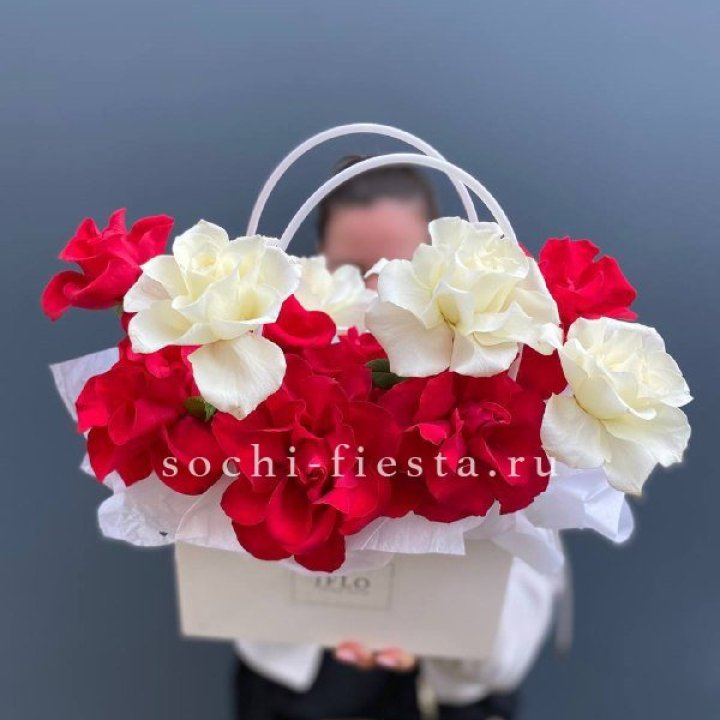 Сумочка  красных и белых роз в Туле