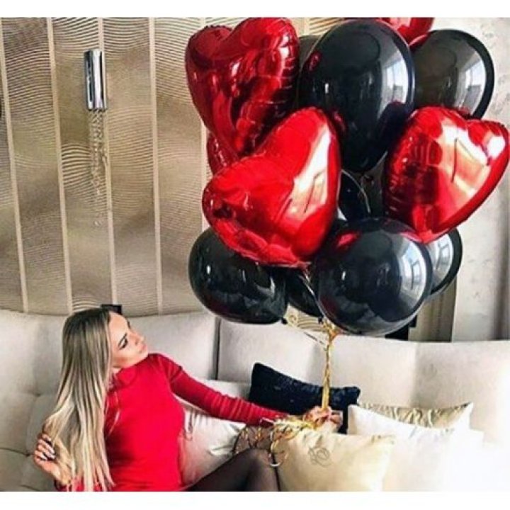 Фонтан из красных сердец с чёрными шарами  в Туле