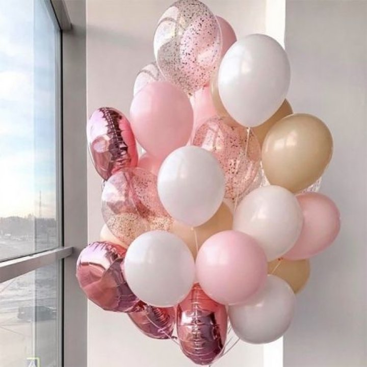 Фонтан шаров розового и белого цветов в Туле