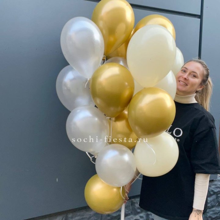 Облако шаров из белого и золотого оттенков в Туле
