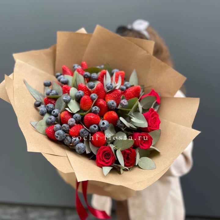 Клубника и голубика с цветами в Туле