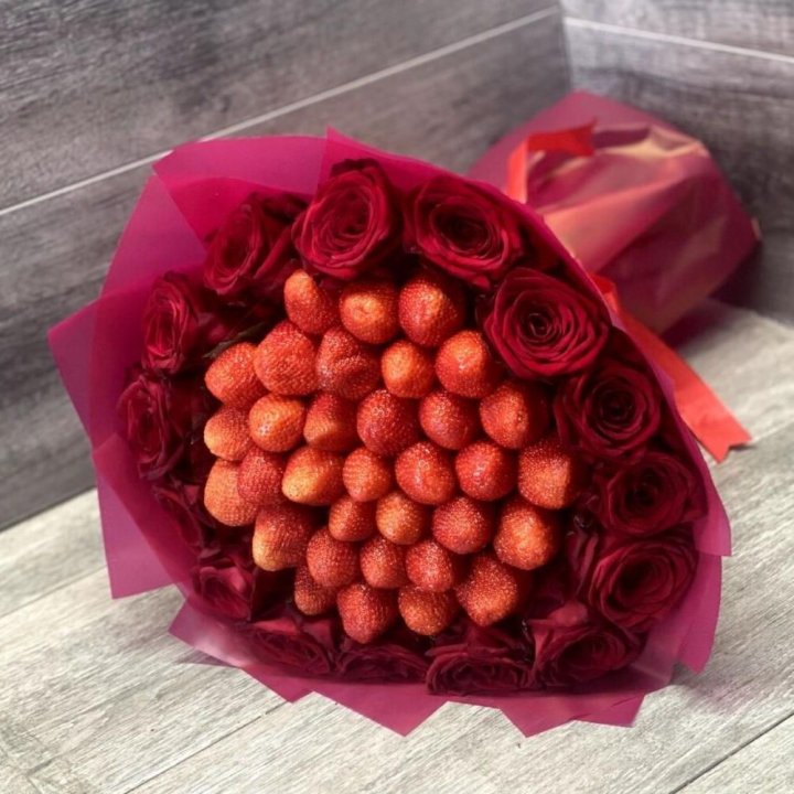 Клубничный букет с розами в Туле