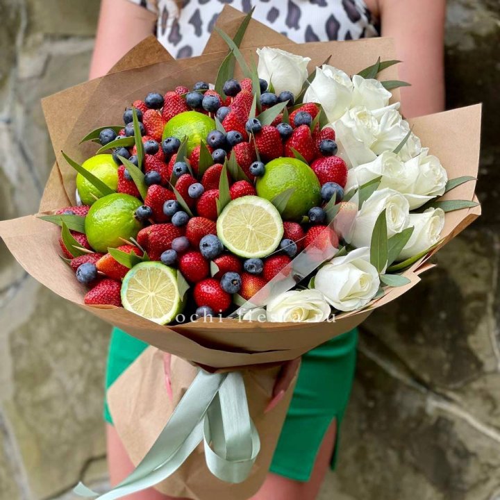 Ягодно-цитрусовый букет с розами в Туле