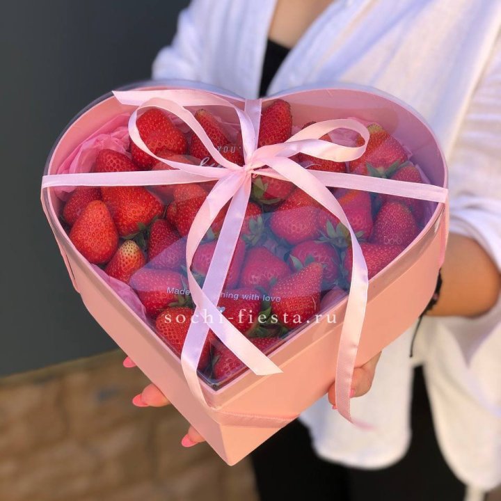 Коробочка сердце  с клубникой в Туле