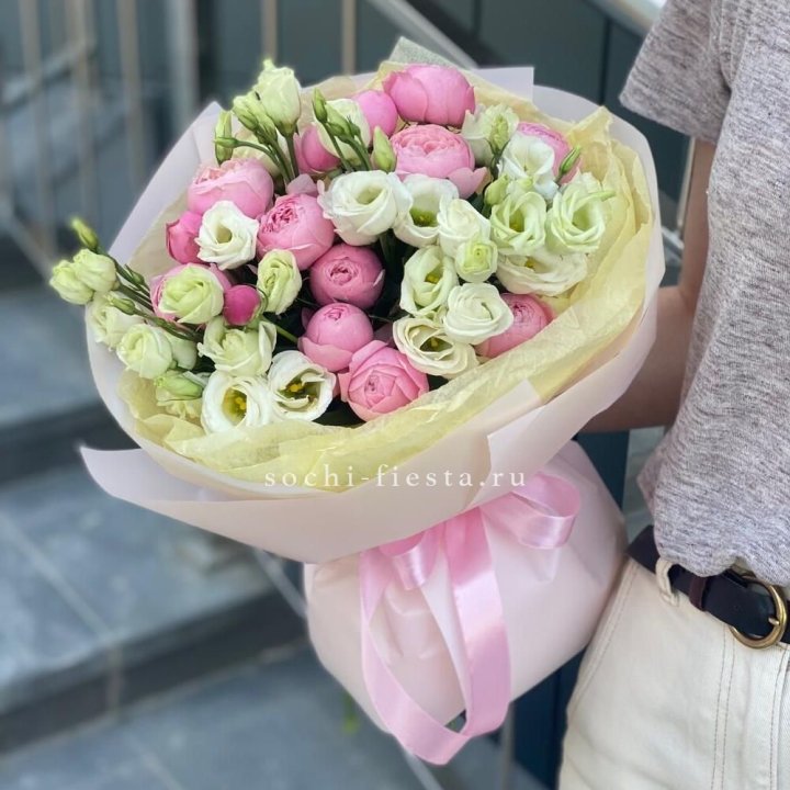 Букет кустовых роз с эустомой в Туле