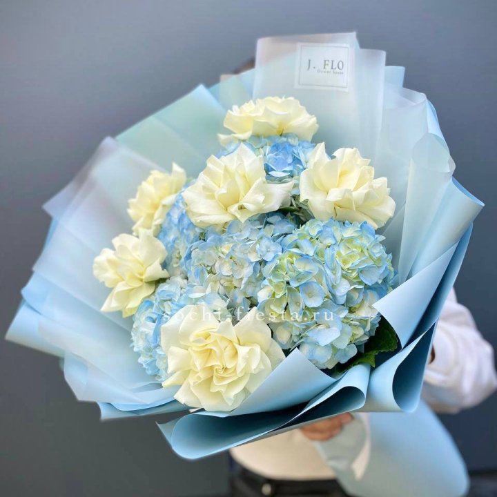  Букет из голубых гортензий и роз  в Туле