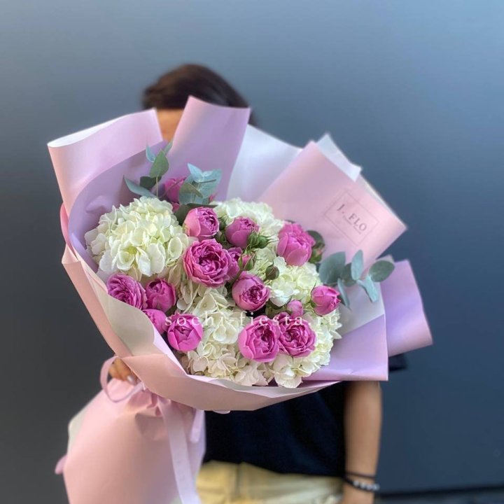 Букет белых гортензий и пионовидных роз  в Туле