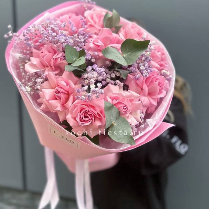 Розовые французские розы с гипсофилой в Туле