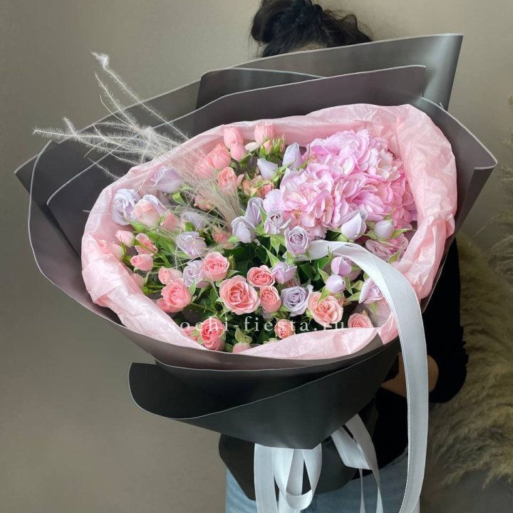  Букет гортензии и роз "Саперави" в Туле