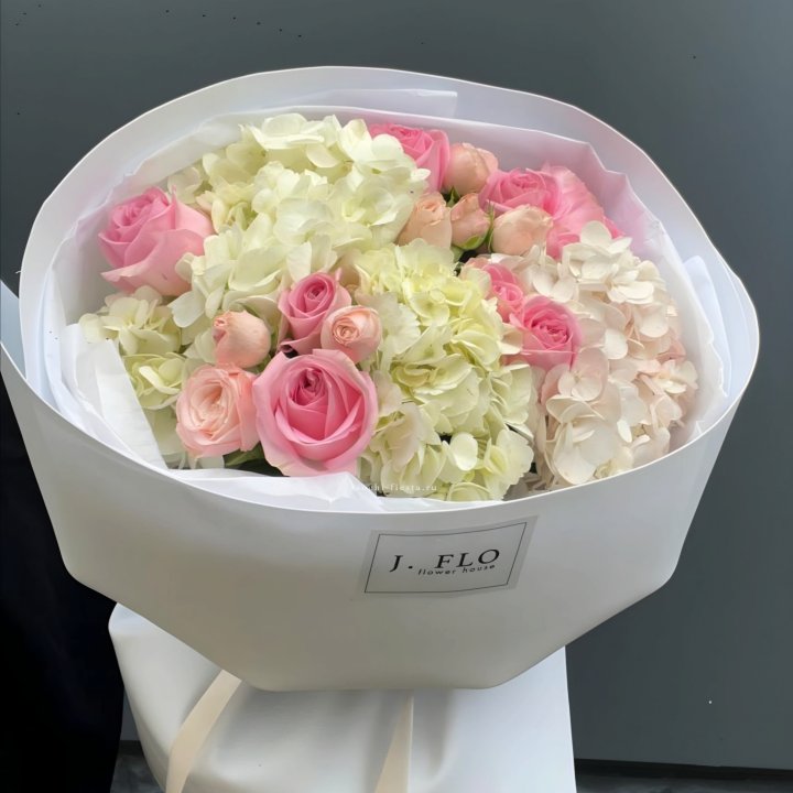  Букет гортензии и роз  "Тиамо" в Туле