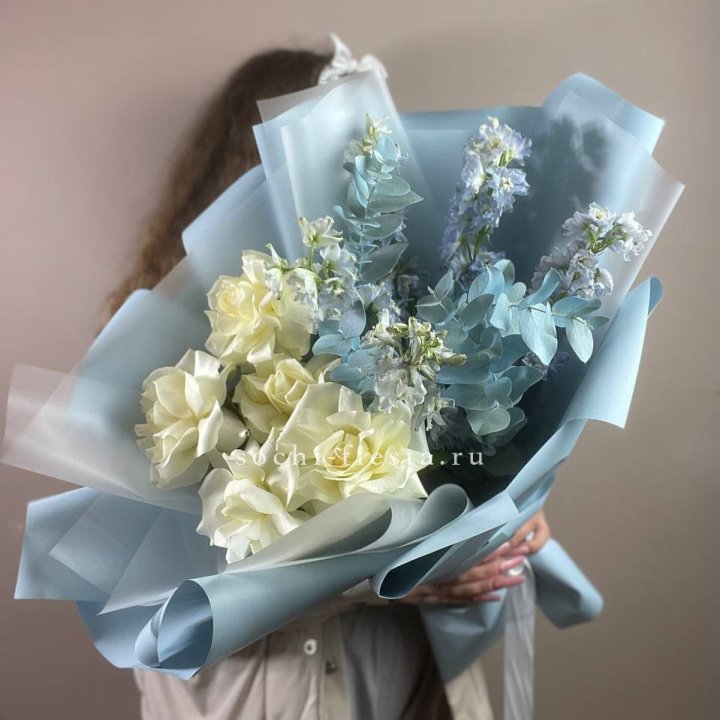 Букет из белых французских роз и дельфиниума в Туле