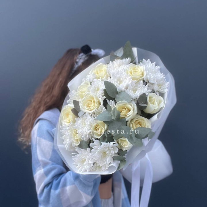  Букет белых роз с хризантемой  в Туле