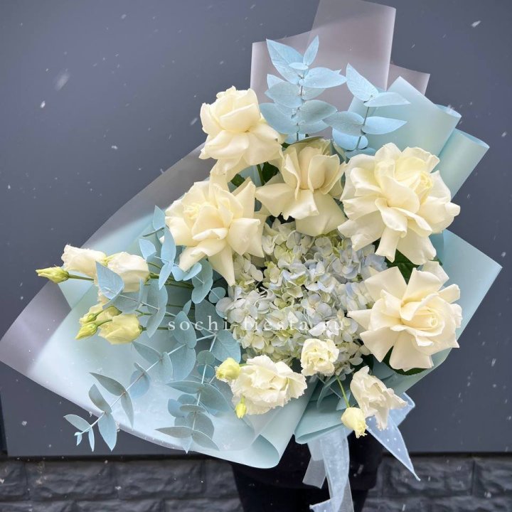 Букет с гортензией и белыми французскими розами в Туле