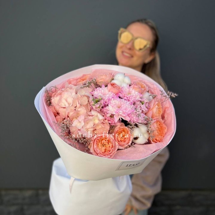 Букет гортензии и кустовых роз  в Туле