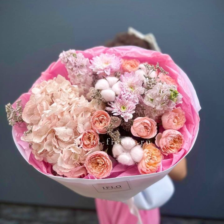 Букет гортензии и кустовых роз "Абрассо" в Туле