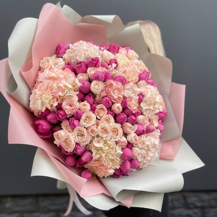 Букет кустовые розы и гортензия в Туле