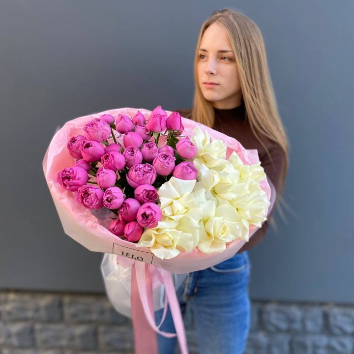 Дуо белых и кустовых роз в Туле