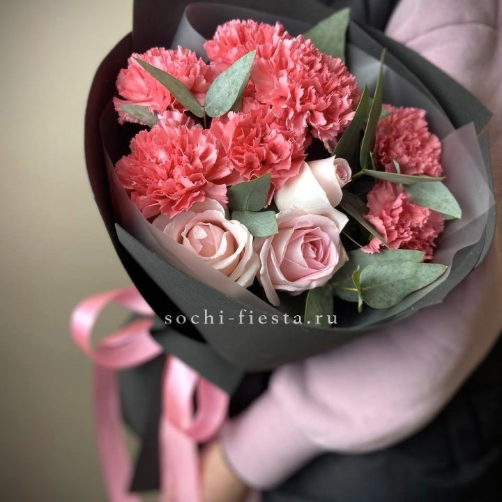 Букет из роз и диантусов "Пенелопа" в Туле