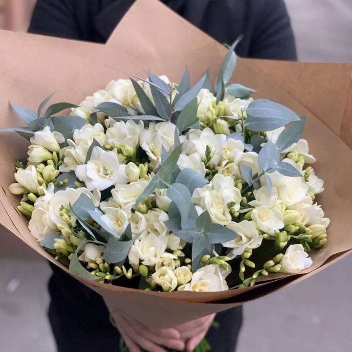 51 фрезия с эвкалиптом в Туле