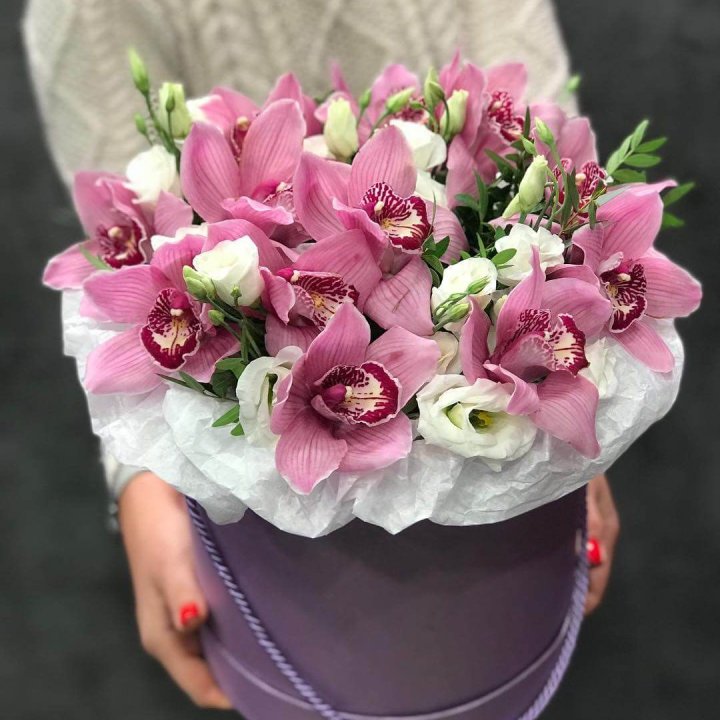 Орхидея и эустома в шляпной коробке в Туле