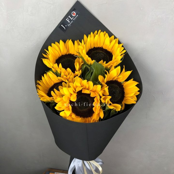 Букет из 5  подсолнухов в Туле