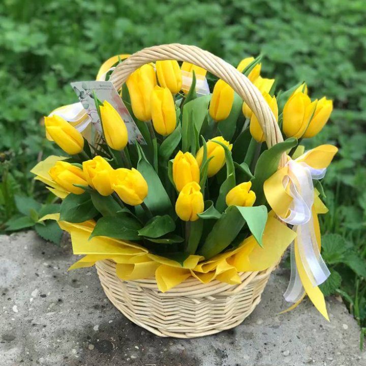 25 желтых тюльпанов в корзине в Туле