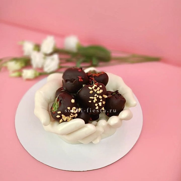 Клубника в шоколаде на шоколадных ладонях  в Туле