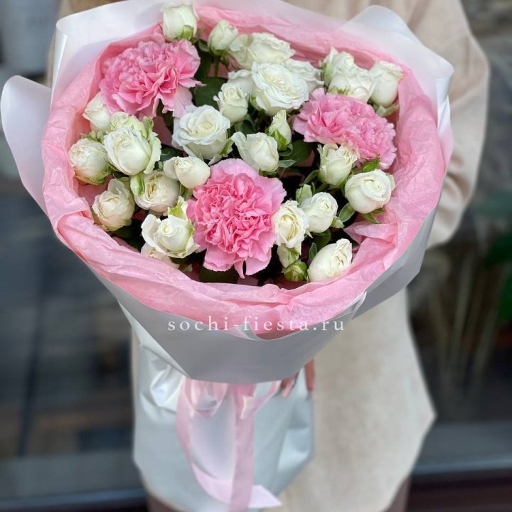 Букет розы с диантусами "Блэш" в Туле