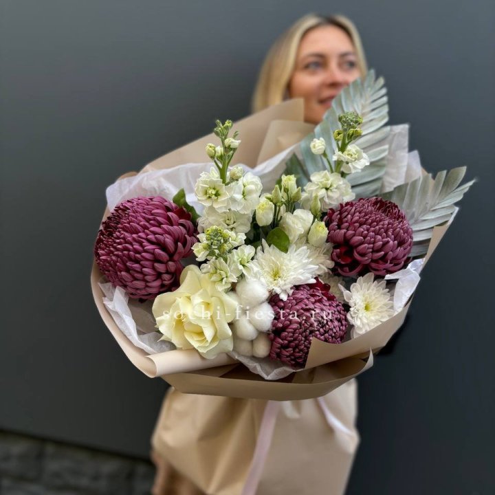 Хризантемы с маттиолой розами эустомой Чика в Туле