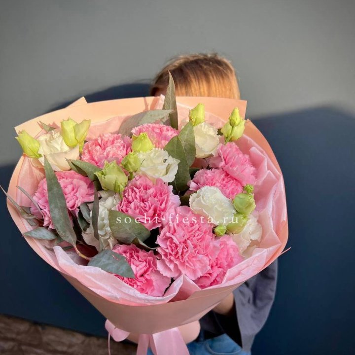 Букет гвоздик и  эустом "Сири" в Туле