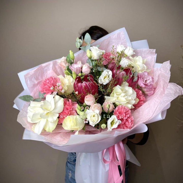 Букет с протеей, розами "Элеонора" в Туле