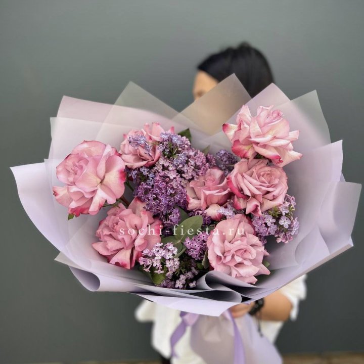 Букет из розовых роз и сирени в Туле