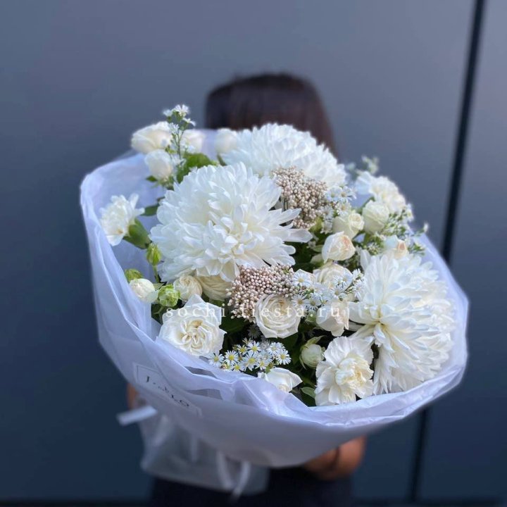 Букет хризантем и роз вайт шотс в Туле