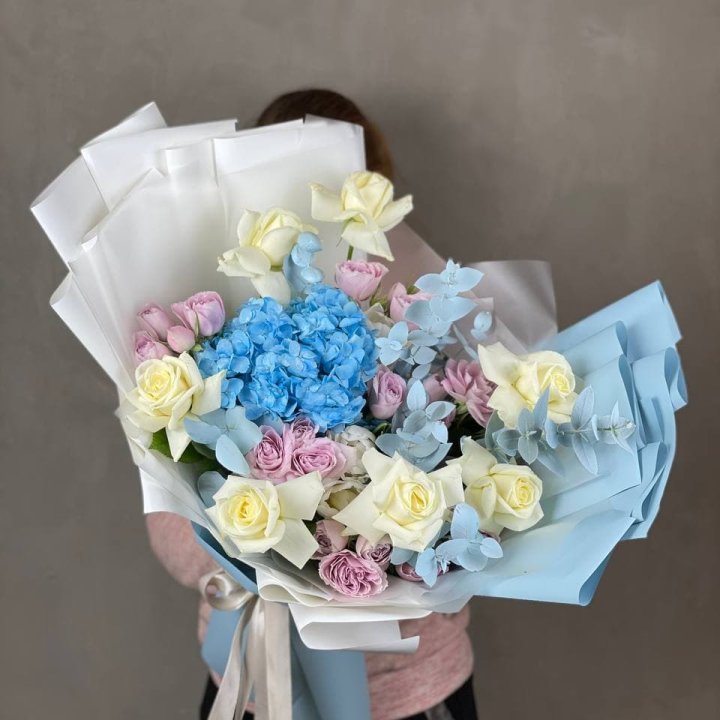 Дизайнерский букет "Блю скайфорт" в Туле