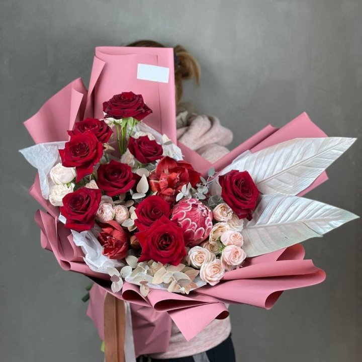 Дизайнерский букет "Ред Вильвет" в Туле