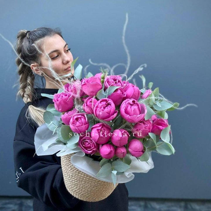 Пионовидные розы  в джутовом кашпо  в Туле