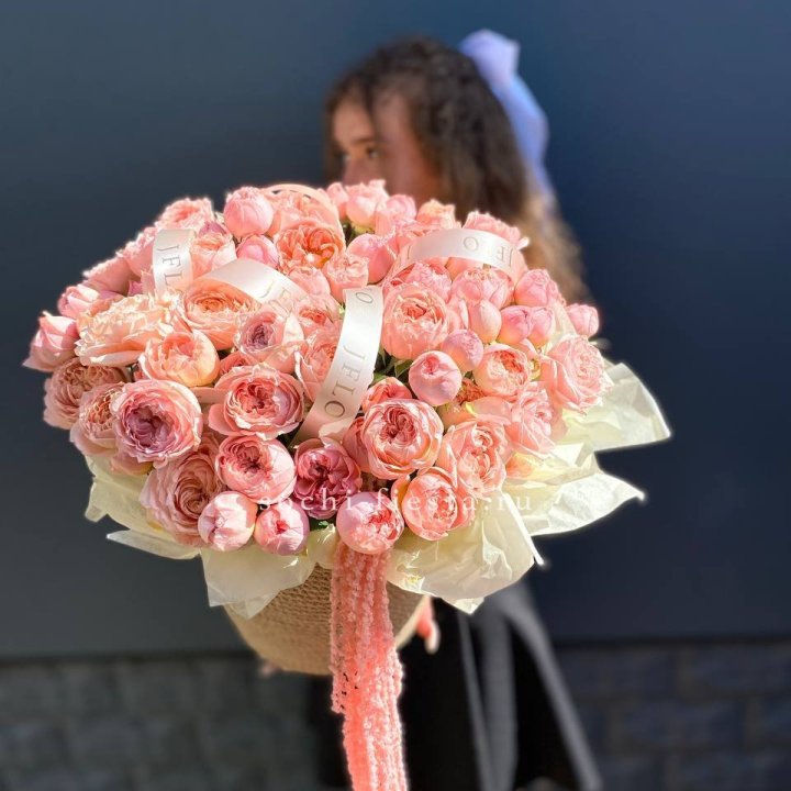 Кустовые розы Джульетта в джутовом кашпо в Туле