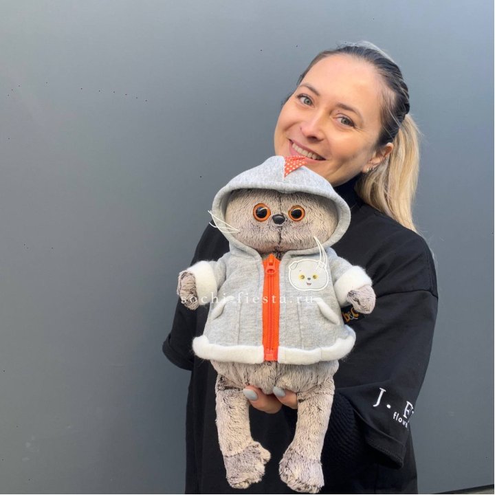 Кот Басик в толстовке в Туле