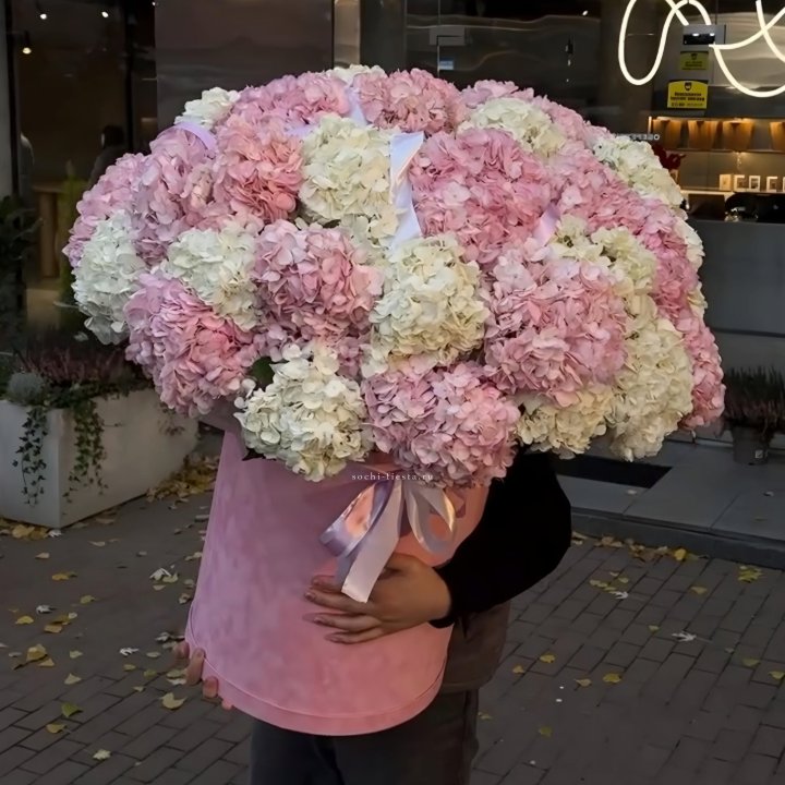 Дизайнерский цилиндр с гортензиями  в Туле