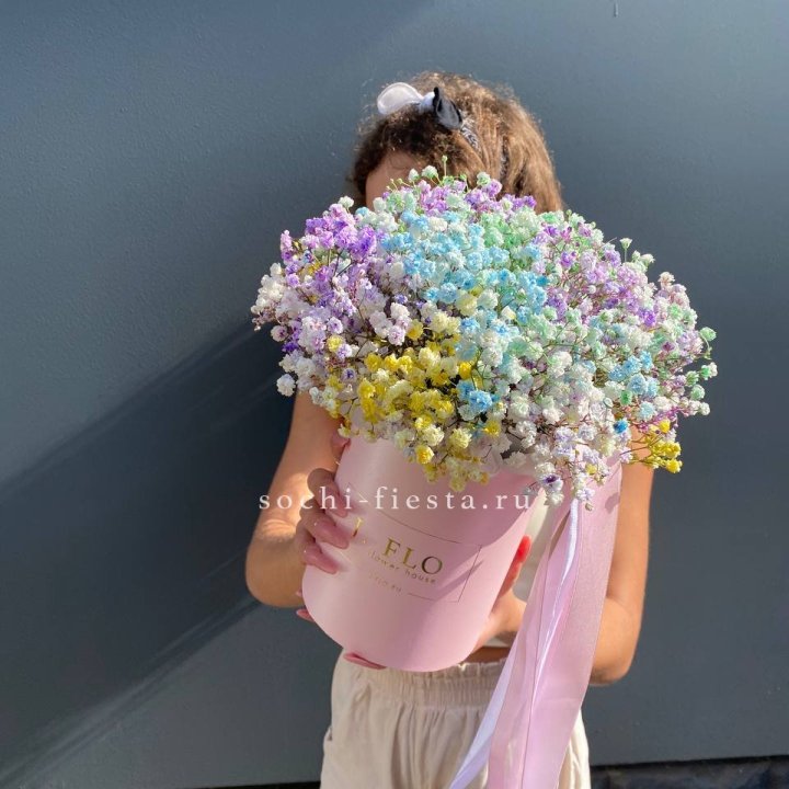 Радужные гипсофилы в шляпной коробке в Туле