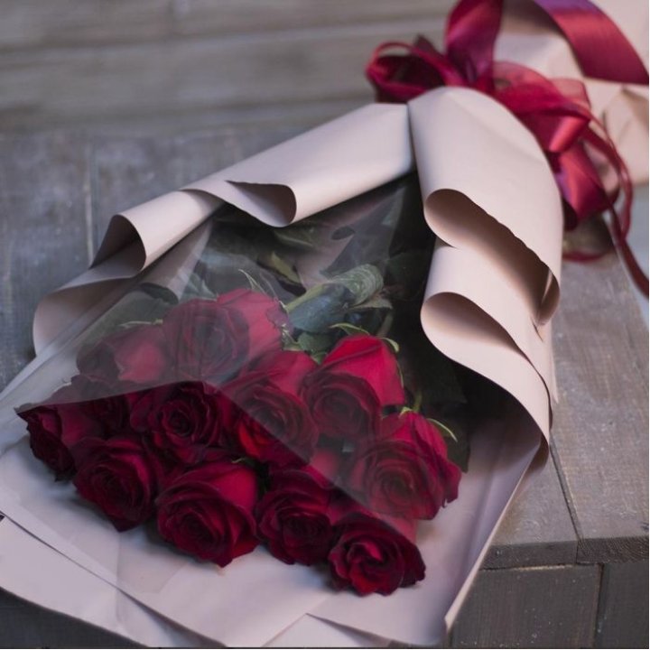 11 голландских роз в оформлении в Туле