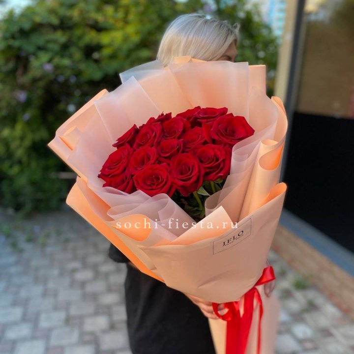 15 голландских роз в оформлении в Туле