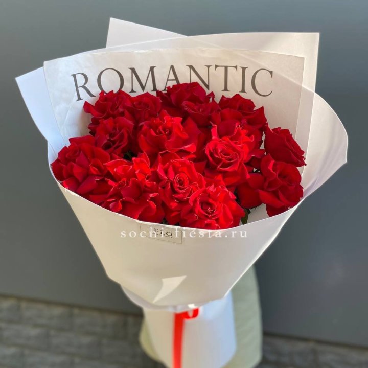 19 высоких роз в оформлении в Туле