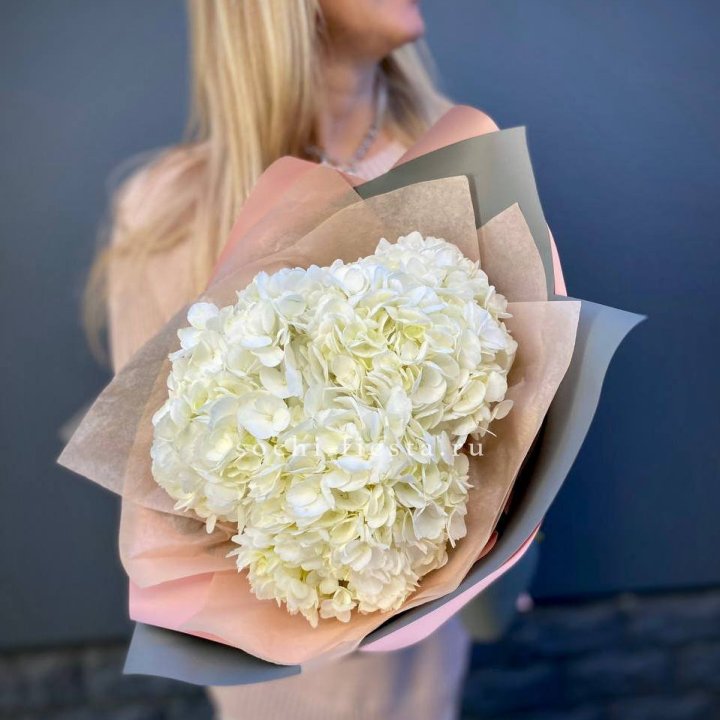 Букет из трёх белых гортензий в Туле